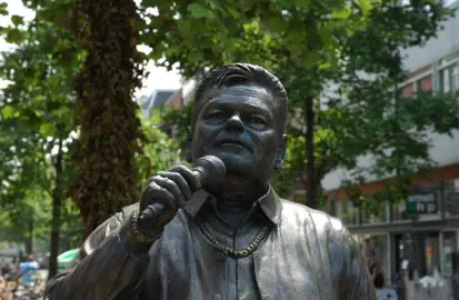 André Hazes overlijdt op 53 jarige leeftijd, Standbeeld van Andre Hazes in Amsterdam