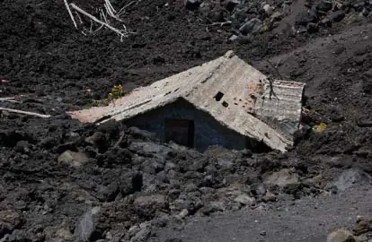 Een huis bedolven onder de lava, bij de Etna - die andere bekende Italiaanse vulkaan