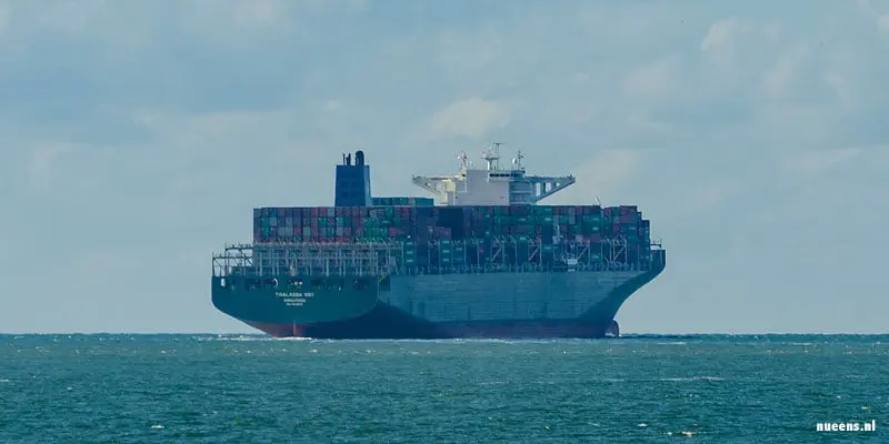 Een containerschip onderweg