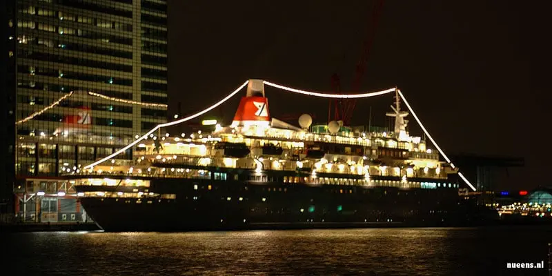 Een cruiseschip achter Amsterdam CS