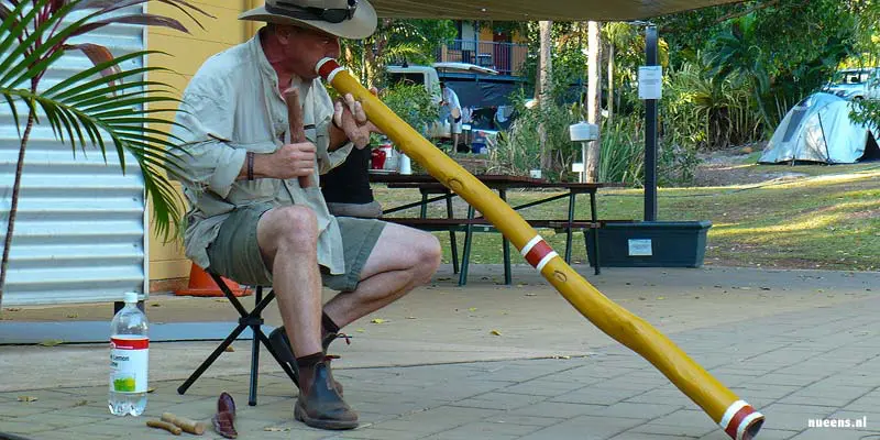 Een didgeridoo speler