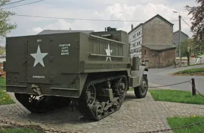 Geallieerd halftrack voertuig, gebruikt bij Bastogne, tijdens de slag om de Ardennen