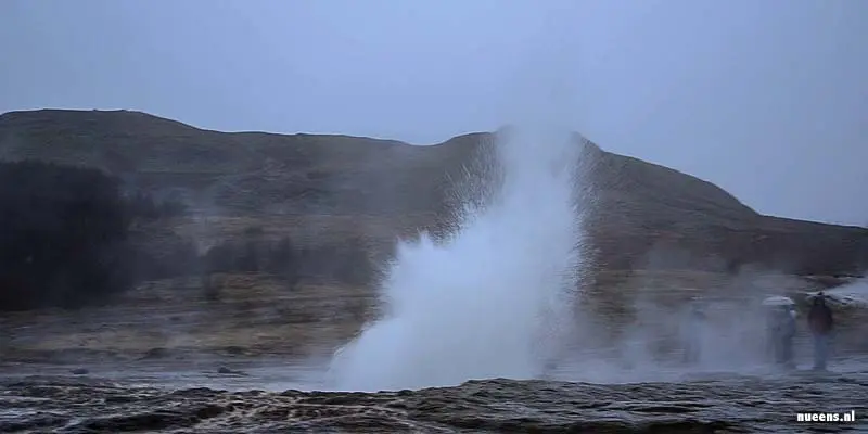 Een geiser spuit kokend water in de lucht op IJsland