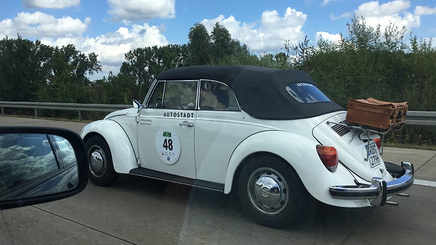 Een klassieke Kever op de Autobahn