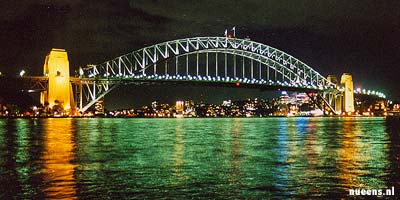 De Sydney Harbour Bridge met op de voorgrond het wereldberoemde Opera House, De Sydney Harbour Bridge met op de voorgrond het wereldberoemde Opera House