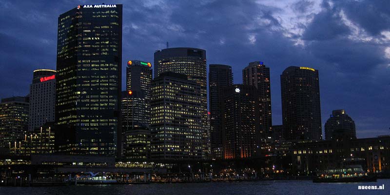 De skyline van Sydney bij nacht