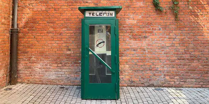 Een oude Poolse telefooncel, op straat in Warschau