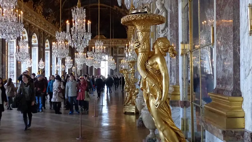 Een van de prachtige zalen van Versailles bij Parijs